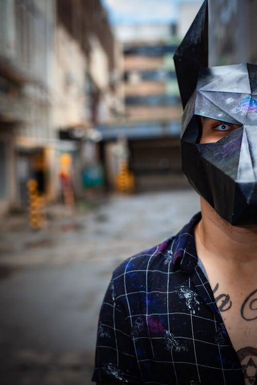 Homem De Blusa Preta E Cinza Com Colarinho E Máscara