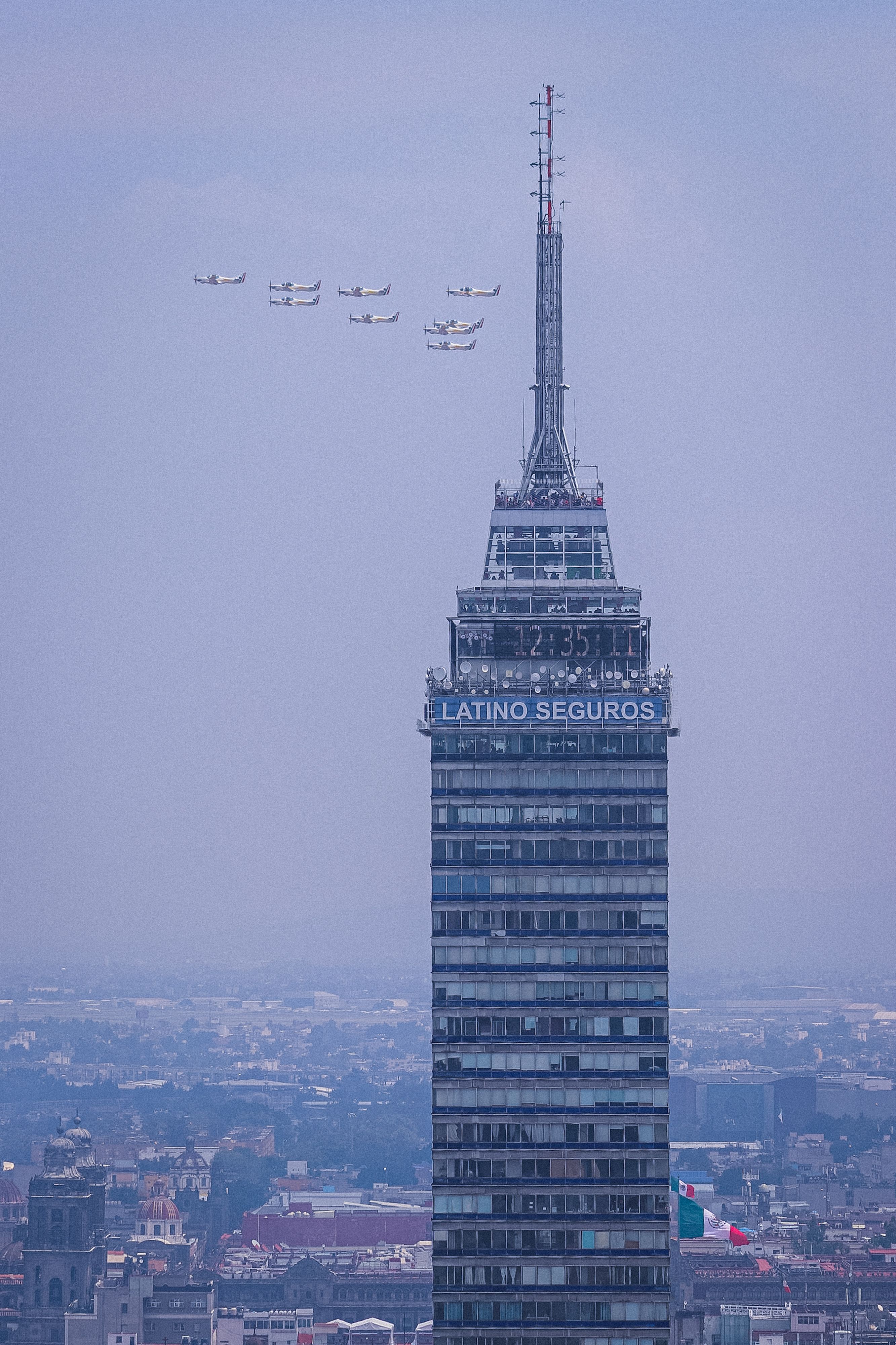 Fotografia aérea de carros em movimento na cidade, simbolizando proteção veicular e seguro auto