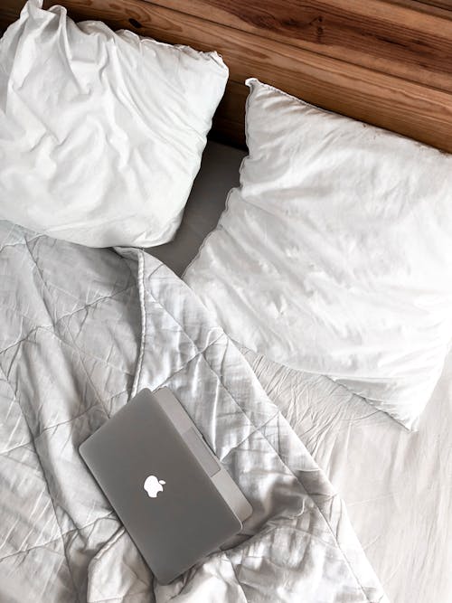 Macbook Su Un Letto Disordinato