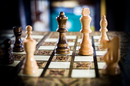 çek, kral ve kraliçe, satranç içeren Ücretsiz stok fotoğraf