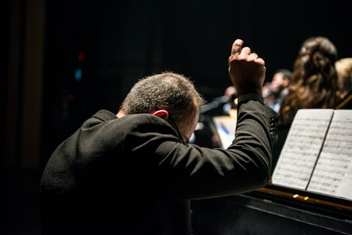 Kostenlos Dirigent Sitzt Vor Dem Songbook Stock-Foto
