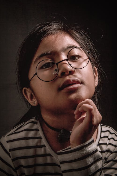 Siyah çerçeveli Gözlüklü Siyah Beyaz çizgili Kazaklı Kız Portresi Fotoğrafı