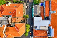 无人机镜头展示了雅加达充满活力的传统红顶房屋的建筑风格