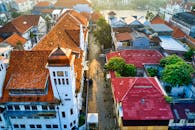 在日出时分，从空中拍摄雅加达的历史建筑与红瓦屋顶，展示传统建筑风貌