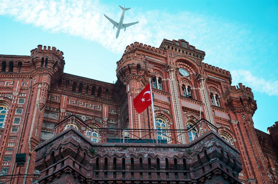 uçak biletleri ve konaklama fiyatları, seyahat tarihine yaklaştıkça genellikle artar. bu nedenle, seyahatinizi en az birkaç ay öncesinden planlayarak erken rezervasyon yapmak, maliyetlerinizi önemli ölçüde düşürebilir. erken rezervasyon fırsatlarından yararlanarak, hem uçuş hem de konaklama için en uygun fiyatları bulabilirsiniz. ile ilgili görsel