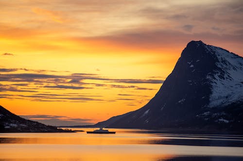 Fotos de stock gratuitas de cielo amarillo, ferry, harstad