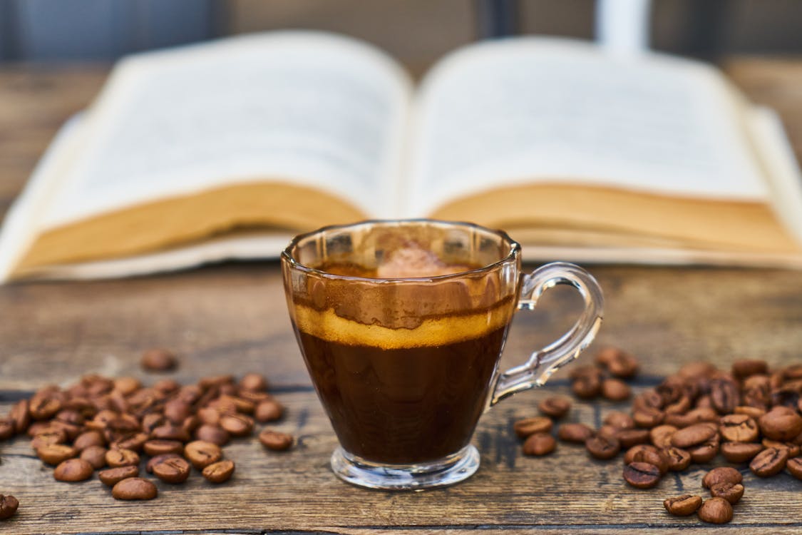 5 motivos para ler um bom livro acompanhado de um gostoso café