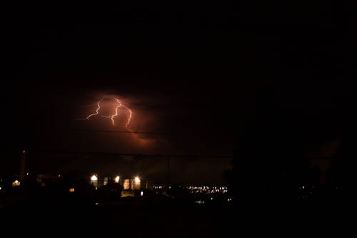 Foto d'estoc gratuïta de ciutat, nit, paracaigudisme