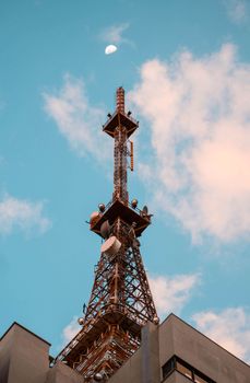 巴西圣保罗城市通讯塔与月亮在天空中