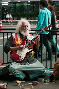 在繁华的圣保罗街头，一位年长的表演者正在演奏电吉他