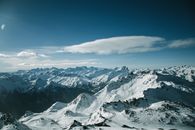 冬日晴朗的天空下，法国阿尔卑斯山白雪皑皑的鸟瞰图令人惊叹