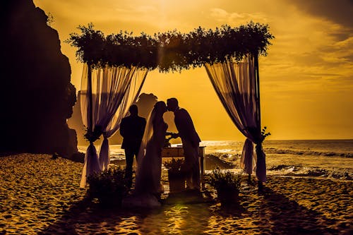 Fotografi Siluet Hari Baru Berciuman Di Pantai