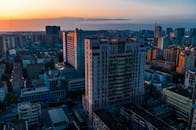 成都的城市景观在暮光时分，展现出日落中高耸的摩天大楼和城市建筑