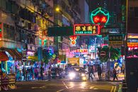 夜晚，香港新界繁忙的街道被色彩缤纷的霓虹灯照亮