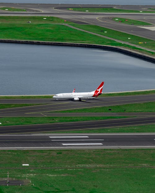 Avión Blanco Y Rojo En La Pista