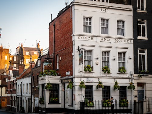 Foto Gedung Beton Coach And Horses Putih Dan Coklat