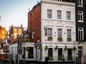 在英国伦敦的住宅区，迷人的古老酒吧立面在日光下熠熠生辉