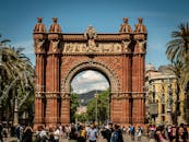 巴塞罗那标志性的凯旋门街景充满活力，游客熙熙攘攘