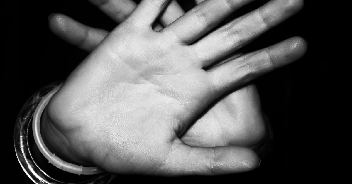 Rüyada Terapiste Gitmemek - Rüya Tabiri ve Anlamı - Monochrome close-up of hands in stop gesture against dark background.