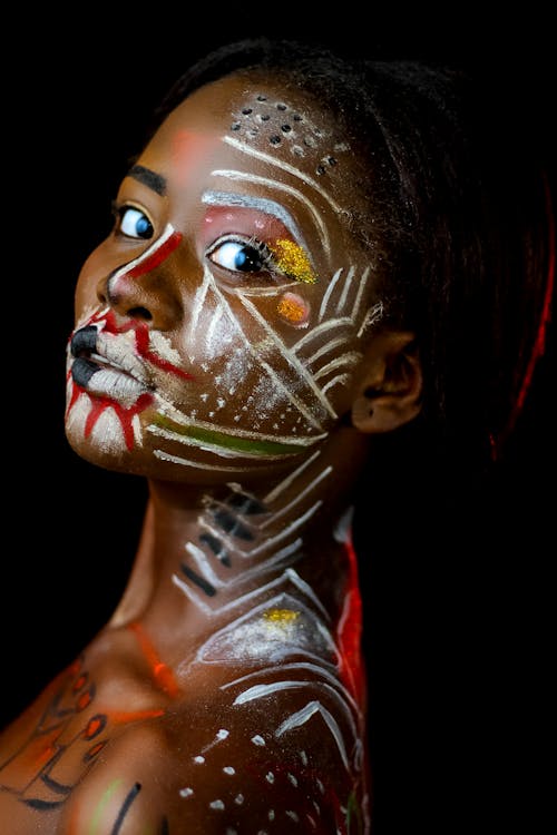 Vrouw Met Gezichts  En Bodypaint