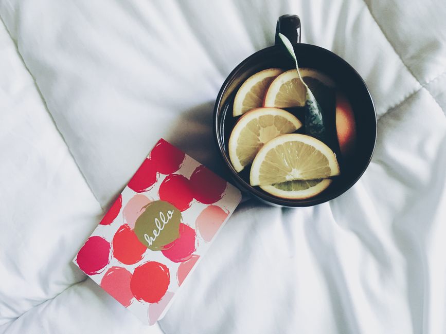 Good morning doston! ☀️🍵👋 Starting my day with a warm cup of chai, some refreshing nimbu slices and a lovely 'hello' card on my favorite white blanket - perfect way to kickstart the day, right? #morningvibes #tolee #cozycorner