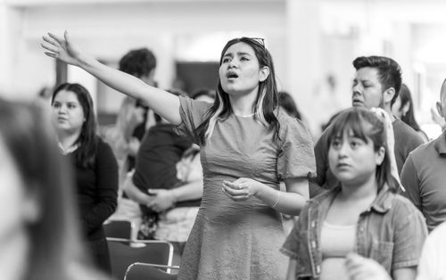 Free A black and white photo of people praying in a religious gathering in Ciudad de México. Stock Photo