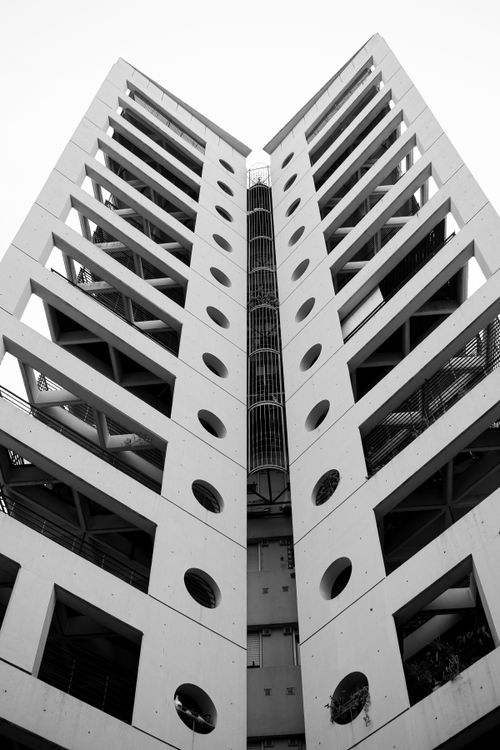 Free Black and white photo of a modern skyscraper in Rosario, showcasing architectural lines and urban design. Stock Photo