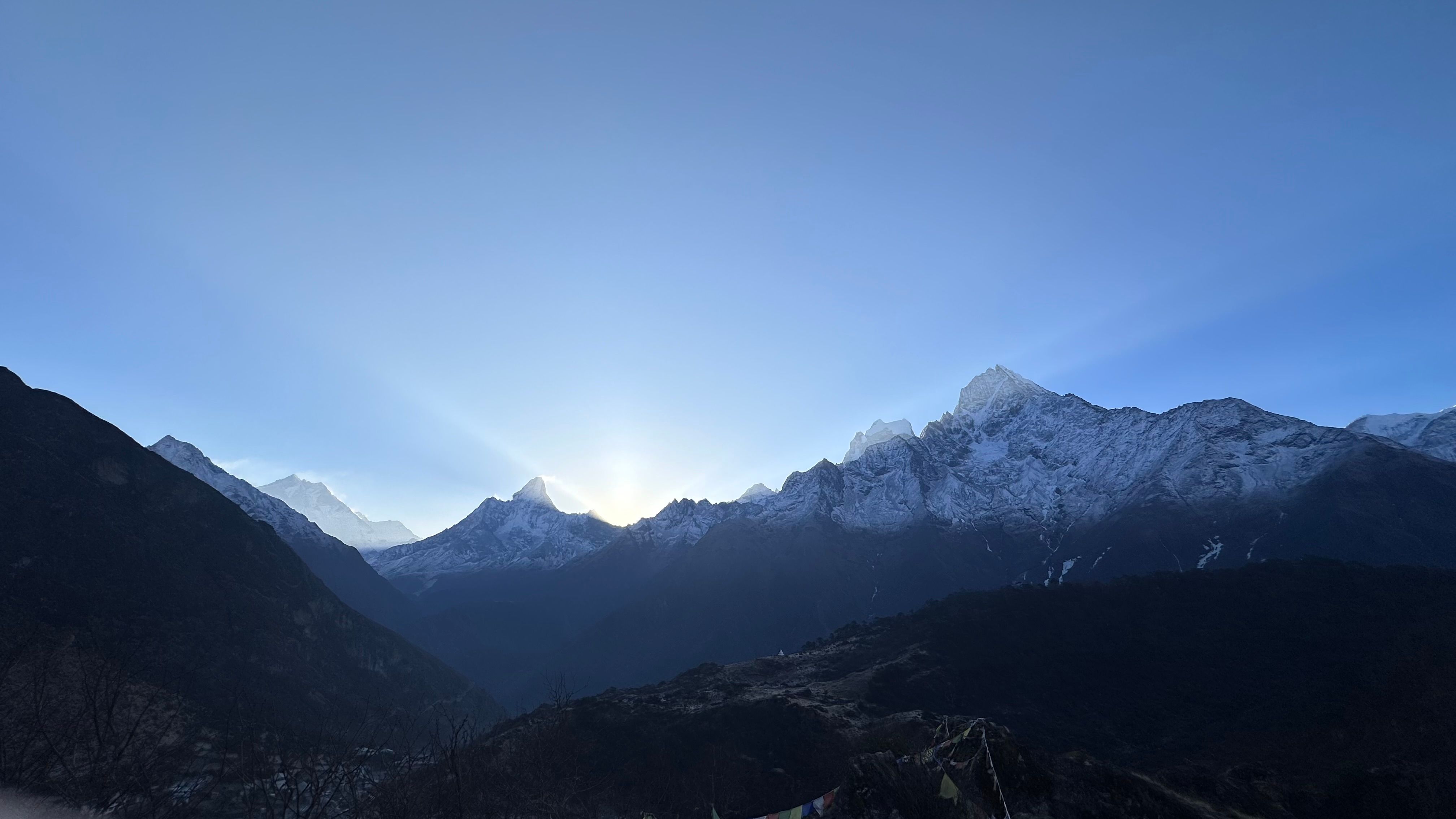 Cảnh bình minh trên dãy Himalaya, một người ngồi thiền tĩnh lặng giữa khung cảnh hùng vĩ