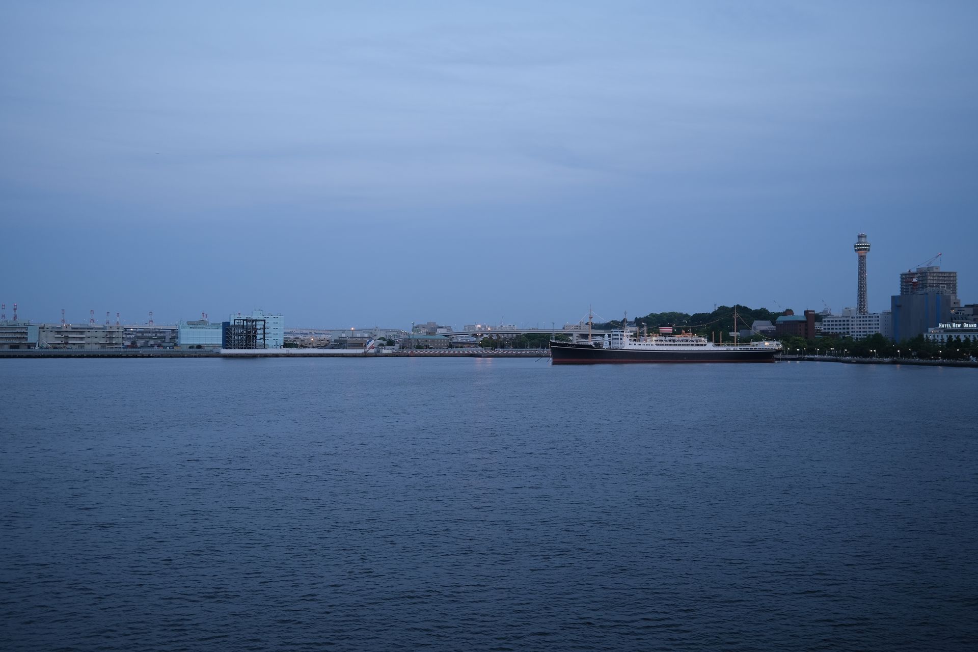 Puerto de Yokohama con buques contenedores al atardecer