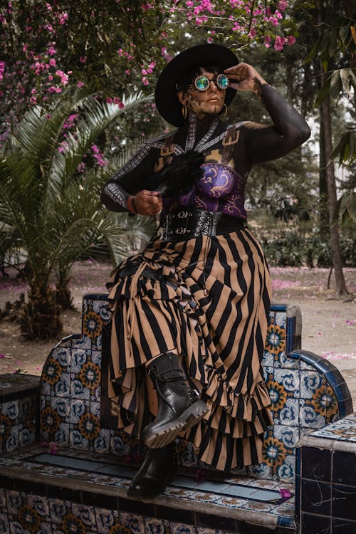 Mujer Steampunk En Banca De Azulejo