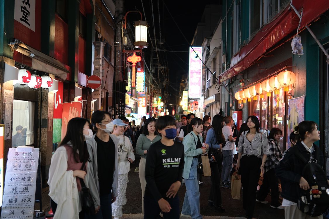 Free Bustling street view in Yokohama at night, showcasing urban life and vibrant culture. Stock Photo