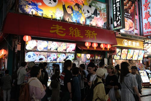 A crowd of people standing in front of a chinese restaurant