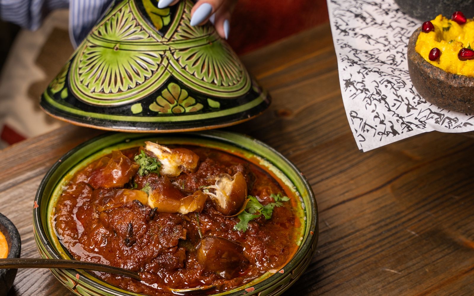 Foto de Tagine de frango com damasco e cuscuz marroquino