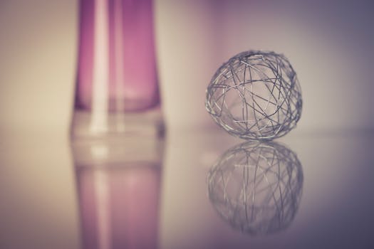 抽象钢丝球呈现出柔和的紫色调，在光滑表面反射下，营造出当代艺术的感觉