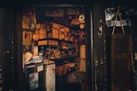 在东京，探索配有温暖灯光和乡村装饰的古雅舒适传统日式室内设计