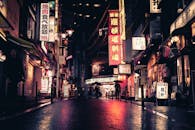 东京街头霓虹闪烁，人流如织，醒目的标牌展示着这座城市充满活力的夜生活