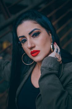 城市环境中，一位妆容大胆、戴着圆环耳环的女性肖像，显得格外别致