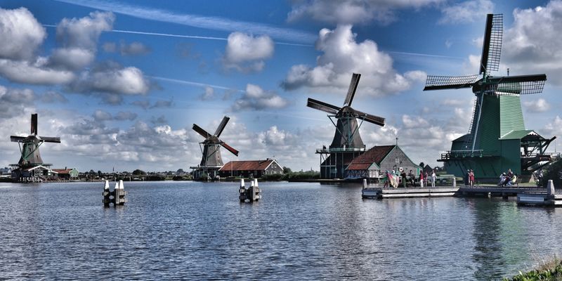 Molinos de madera junto al agua en Zaanse Schans