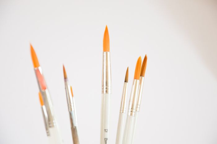 Pointed round brushes with pale handles