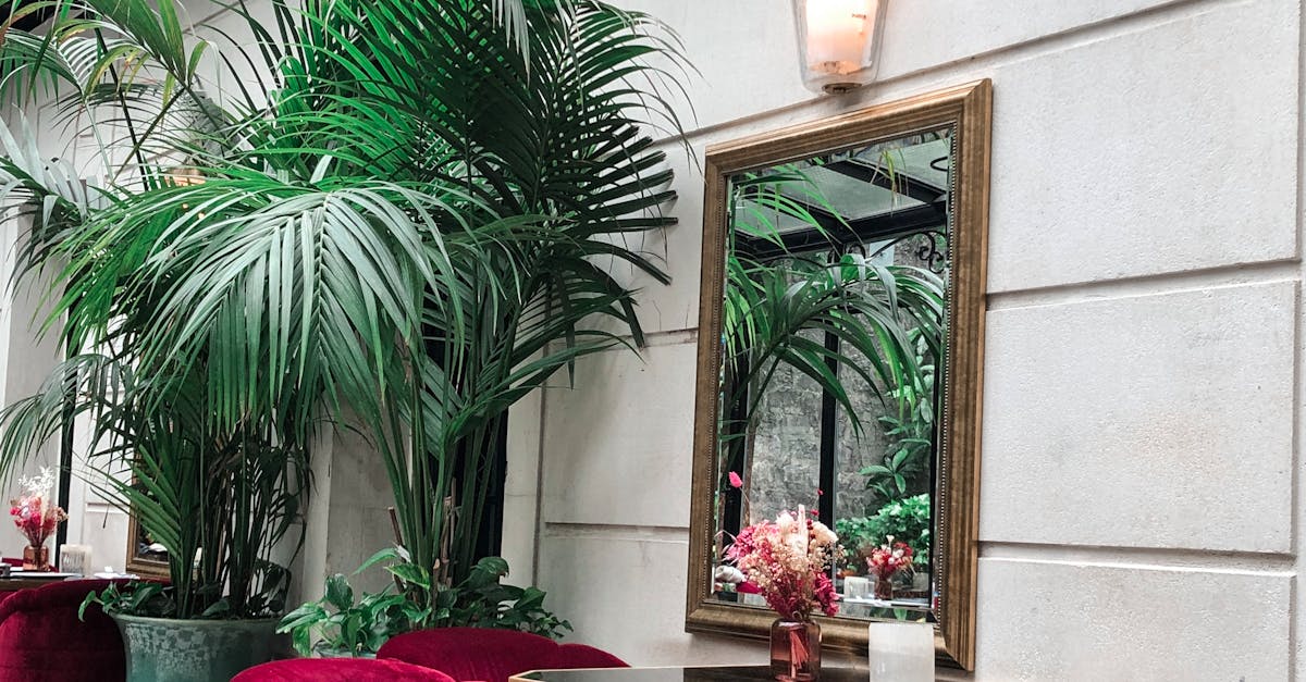 How to cut a large mirror on the wall
