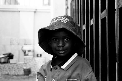 Základová fotografie zdarma na téma černobílý, chlapec, dítě