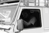 驾驶员透过车窗观看单色图像