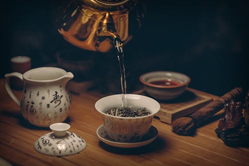 Złoty Czajnik Nalewania Gorącej Wody Na Filiżankę Herbaty