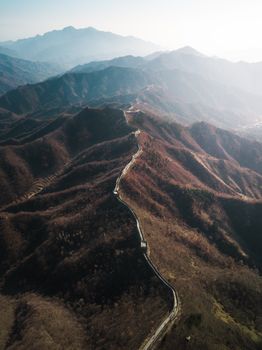 令人惊叹的航拍照片，捕捉到了蜿蜒于秋日山峦间的中国长城