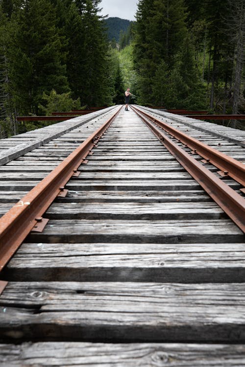 Persona En Medio Del Ferrocarril