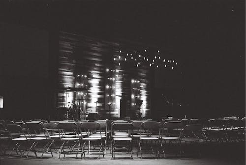 Free Graustufenfotografie Von Stühlen In Einem Auditorium Stock Photo
