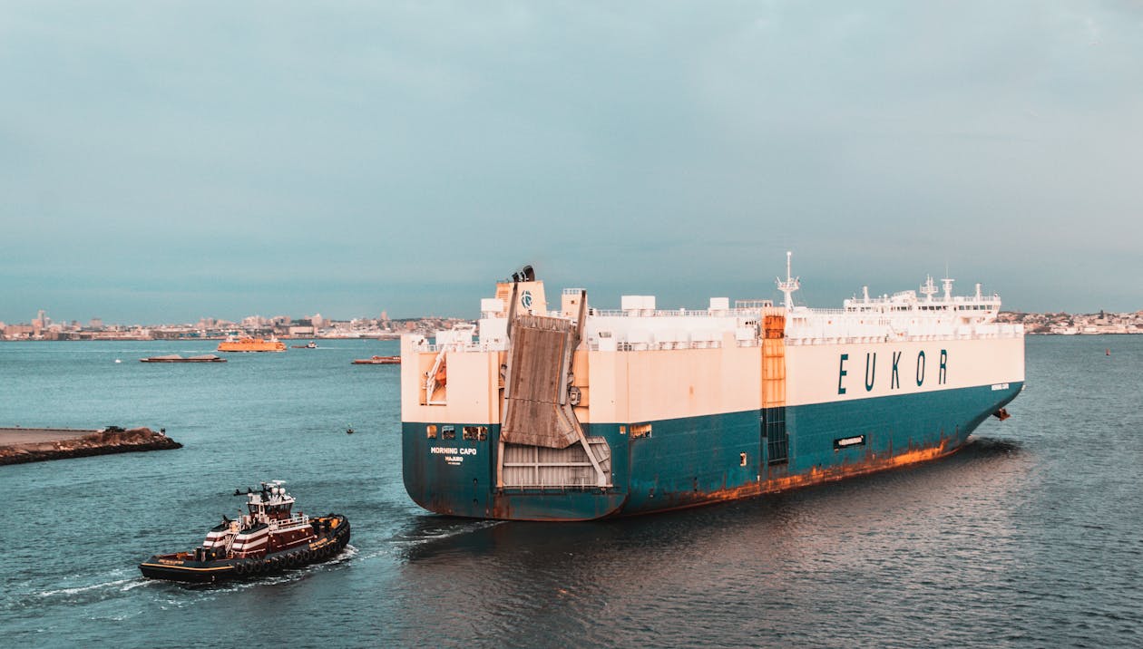 Bateau De Croisière Blanc Et Vert Sur La Mer