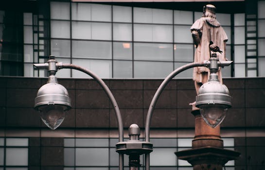 街景的特色是雕像，它们位于现代路灯后方，并带有城市建筑立面