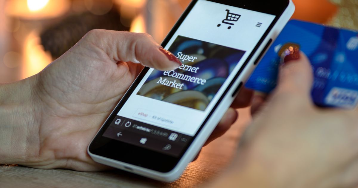Pelaku UMKM mengelola toko online