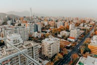 白天俯瞰圣地亚哥充满活力的城市景观，展现现代建筑风貌